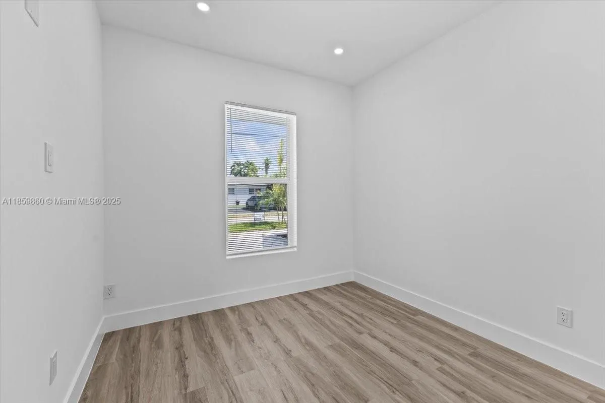528 W 45th Pl