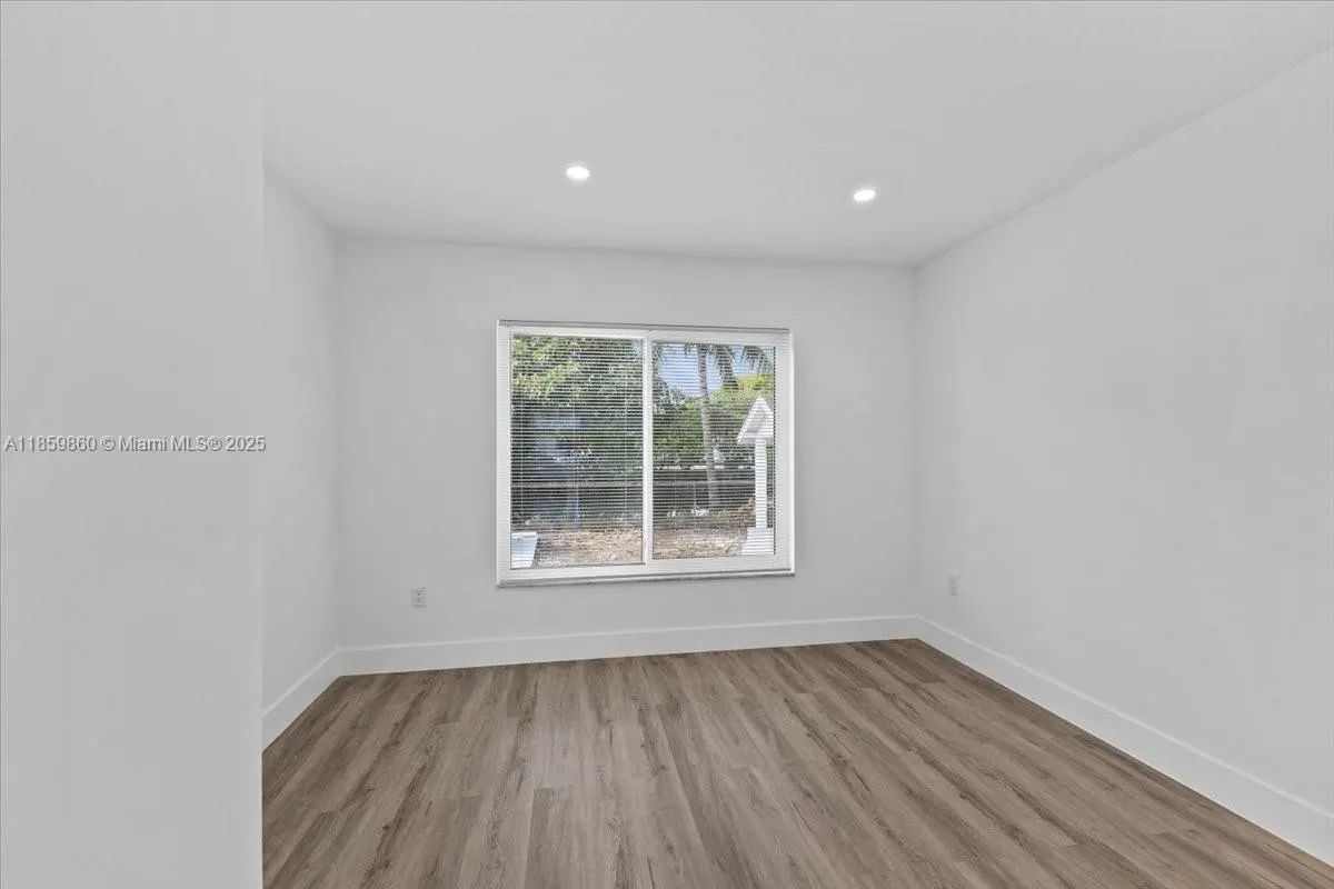 528 W 45th Pl