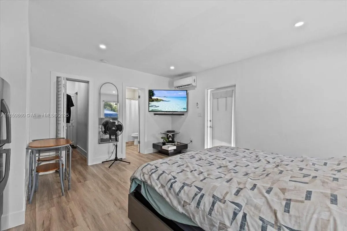 528 W 45th Pl
