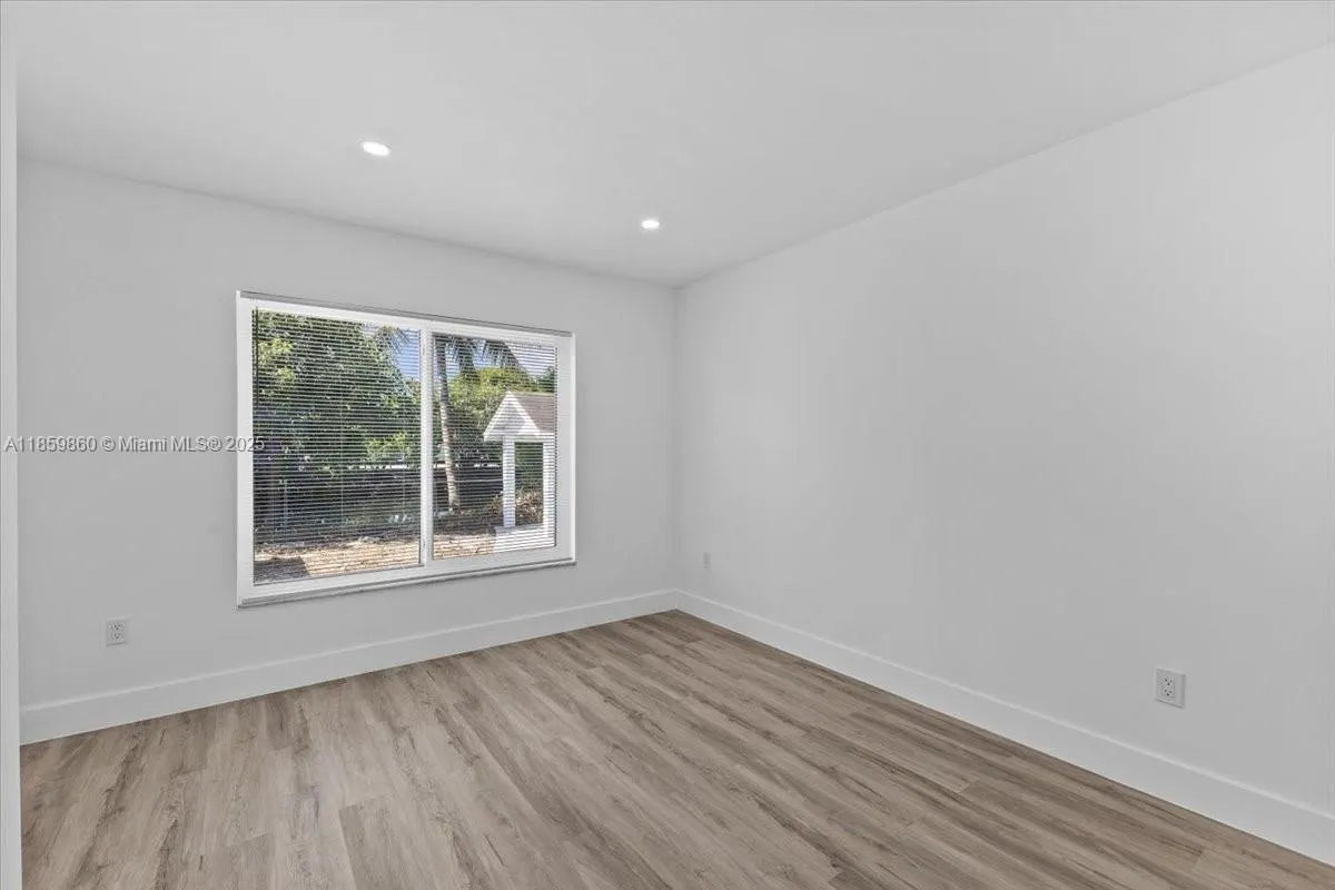 528 W 45th Pl