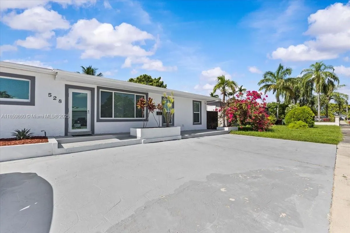 528 W 45th Pl