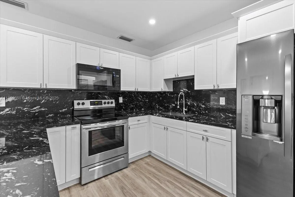 528 W 45th Pl