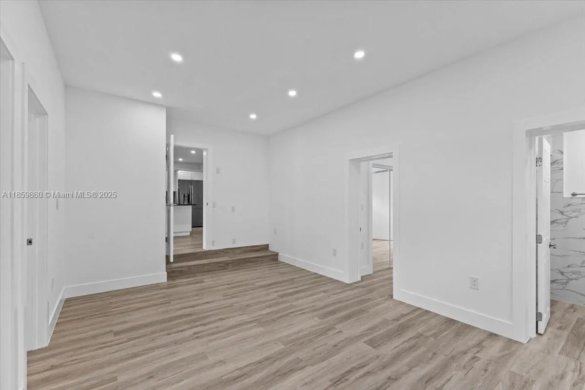 528 W 45th Pl