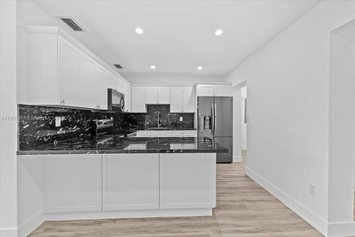 528 W 45th Pl