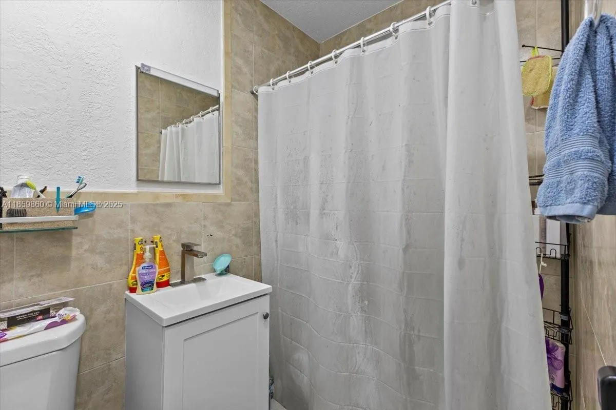 528 W 45th Pl