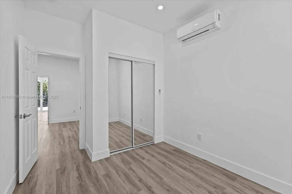 528 W 45th Pl