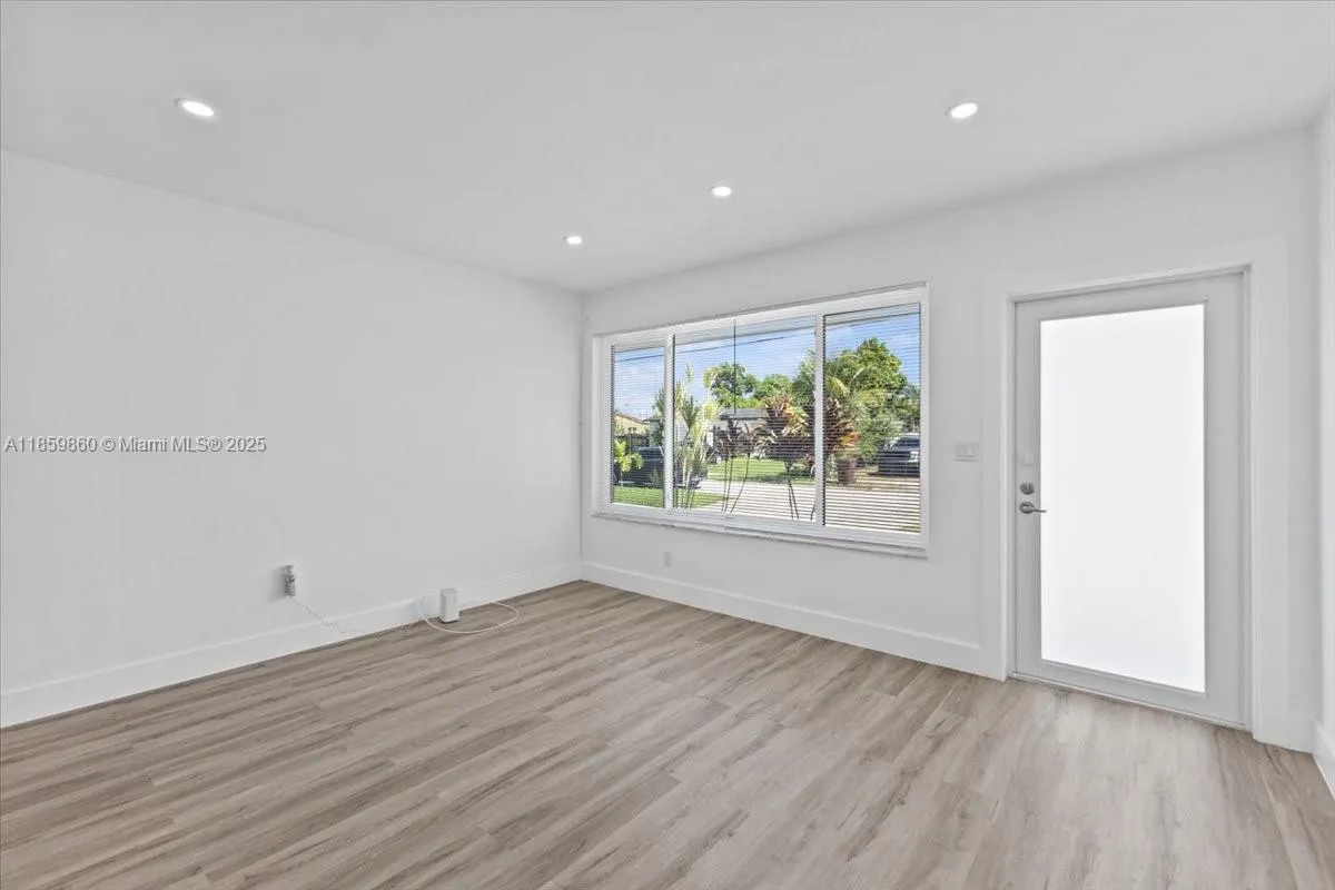 528 W 45th Pl