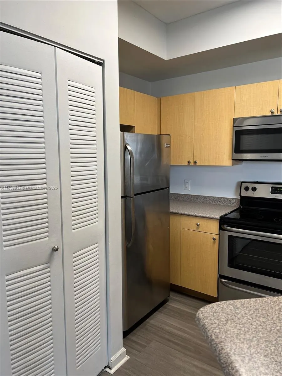1919 Van Buren St, #818A