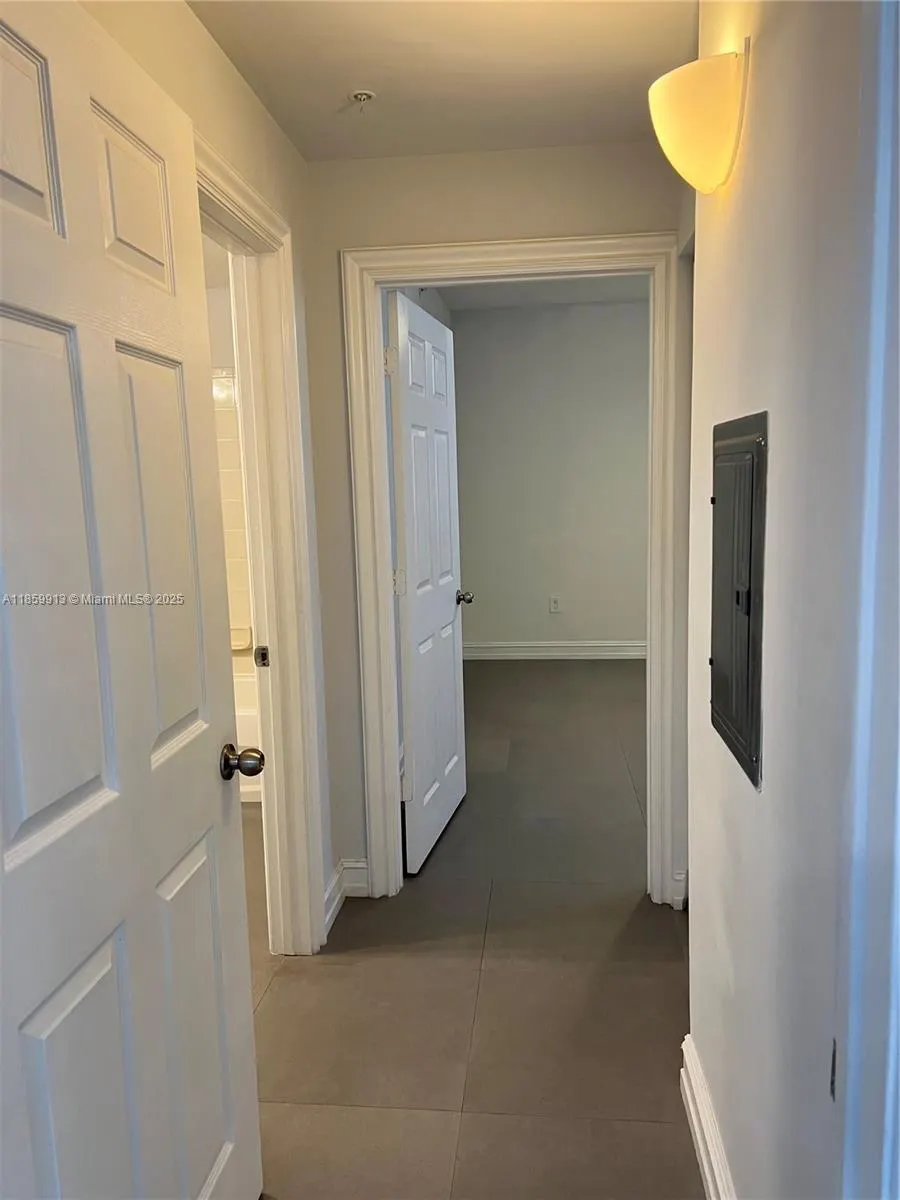 1919 Van Buren St, #818A