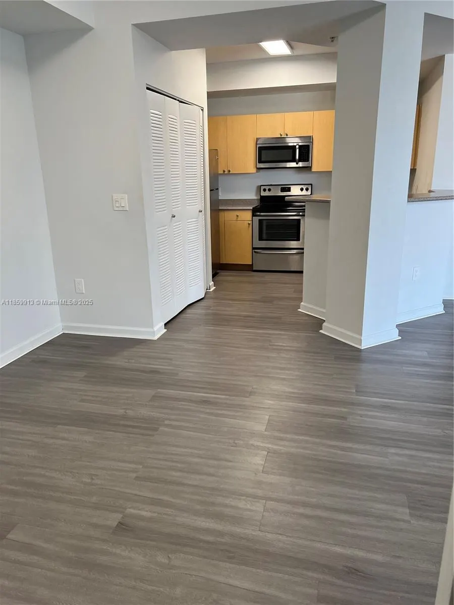 1919 Van Buren St, #818A