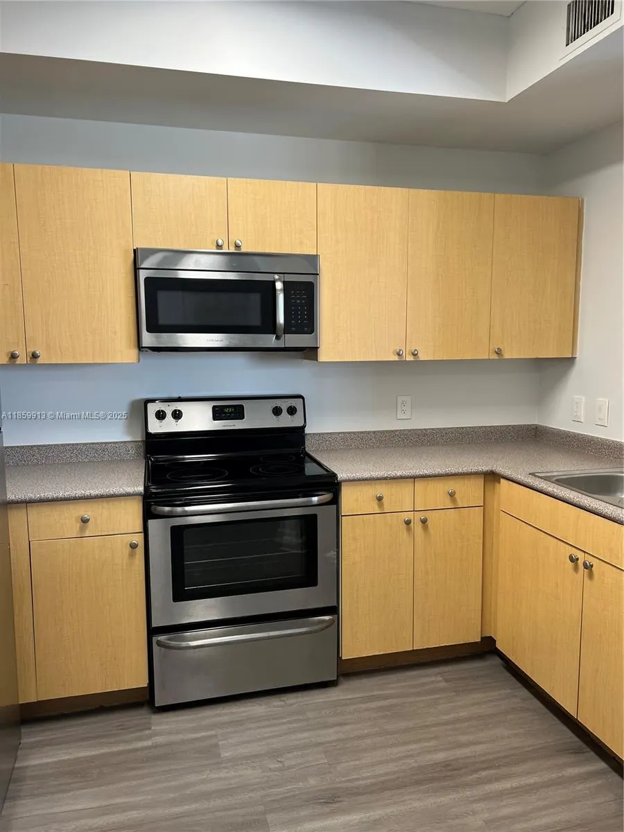 1919 Van Buren St, #818A