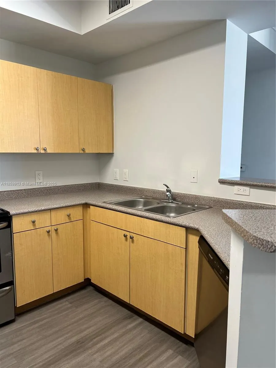 1919 Van Buren St, #818A