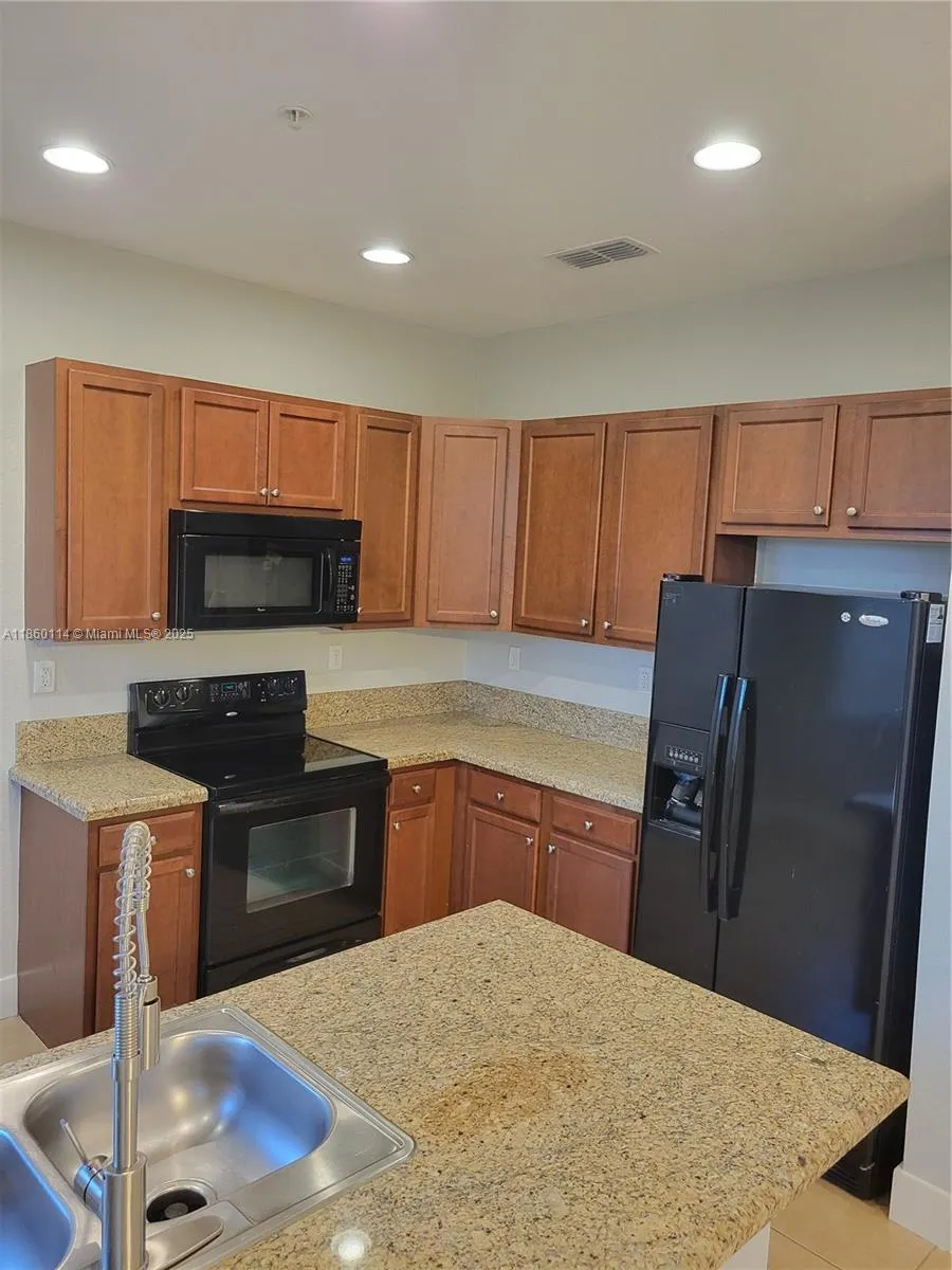 2851 W Prospect Rd, #405
