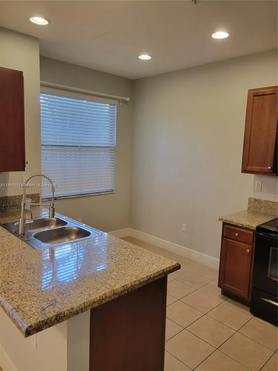 2851 W Prospect Rd, #405