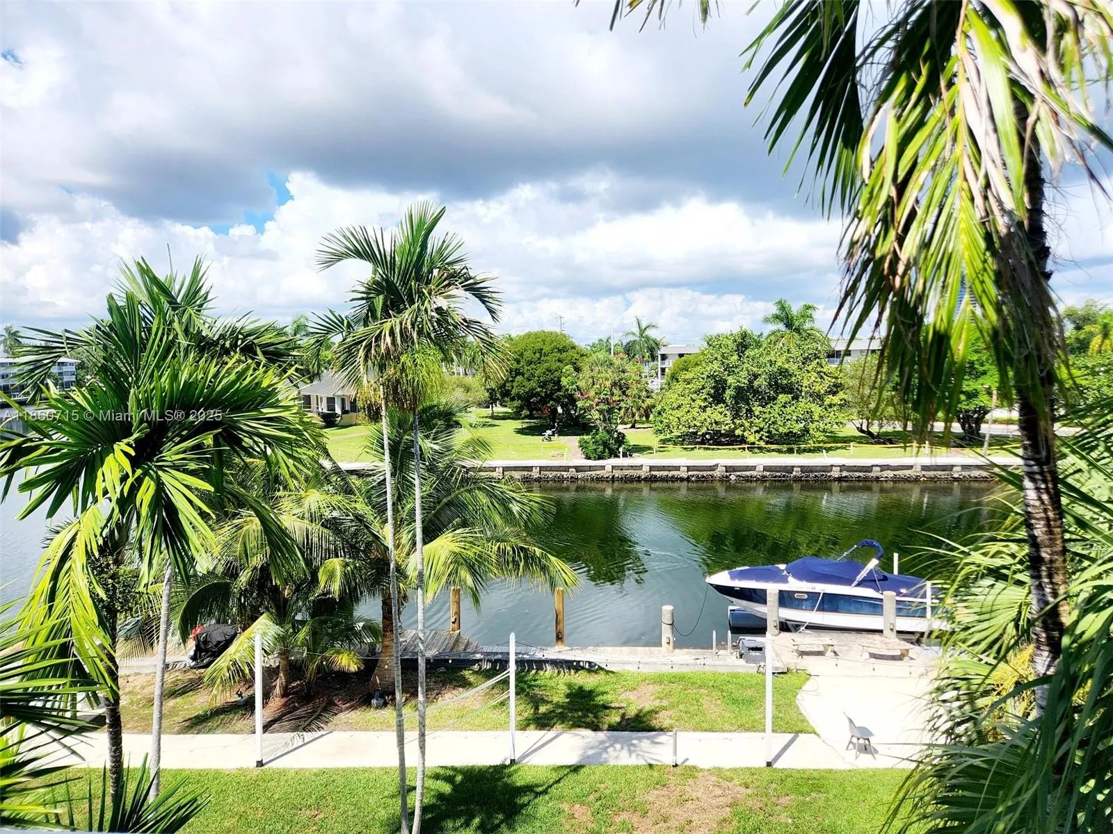 455 Golden Isles Dr, #305