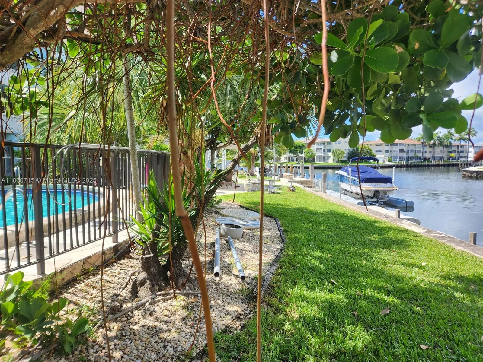 455 Golden Isles Dr, #305