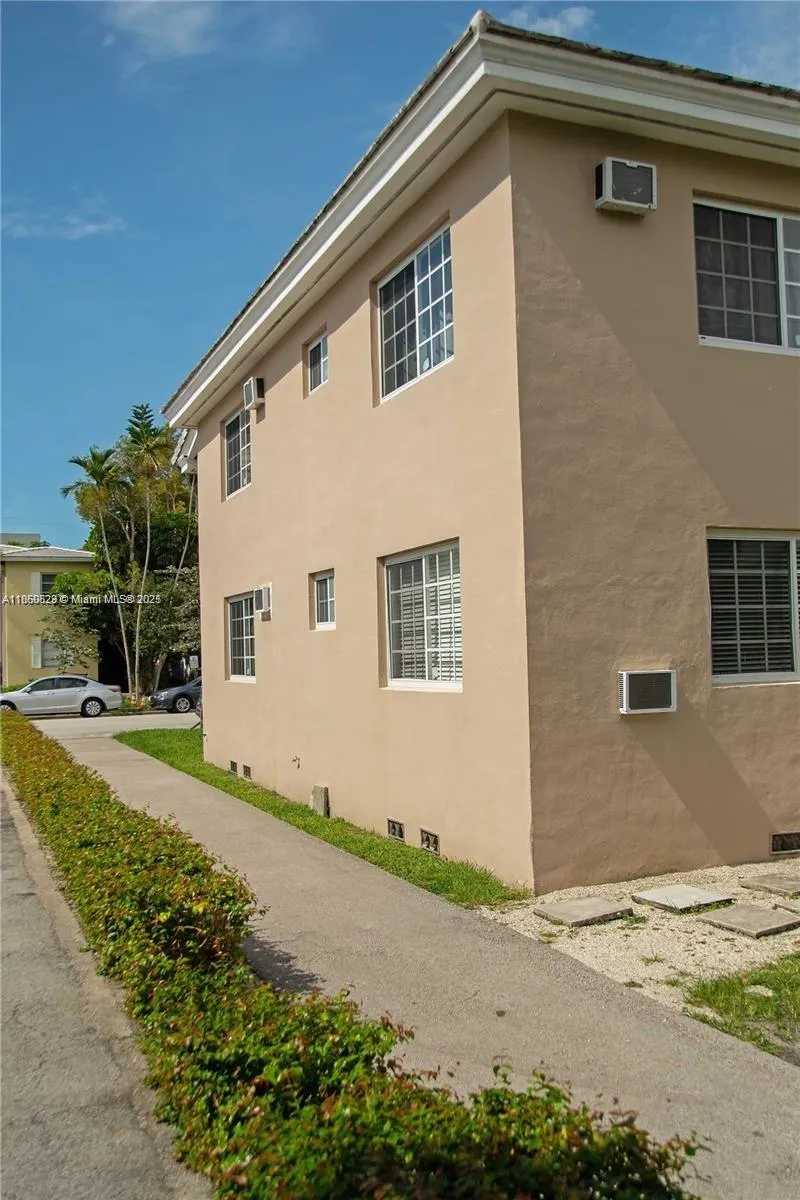 233 Madeira Ave, #1