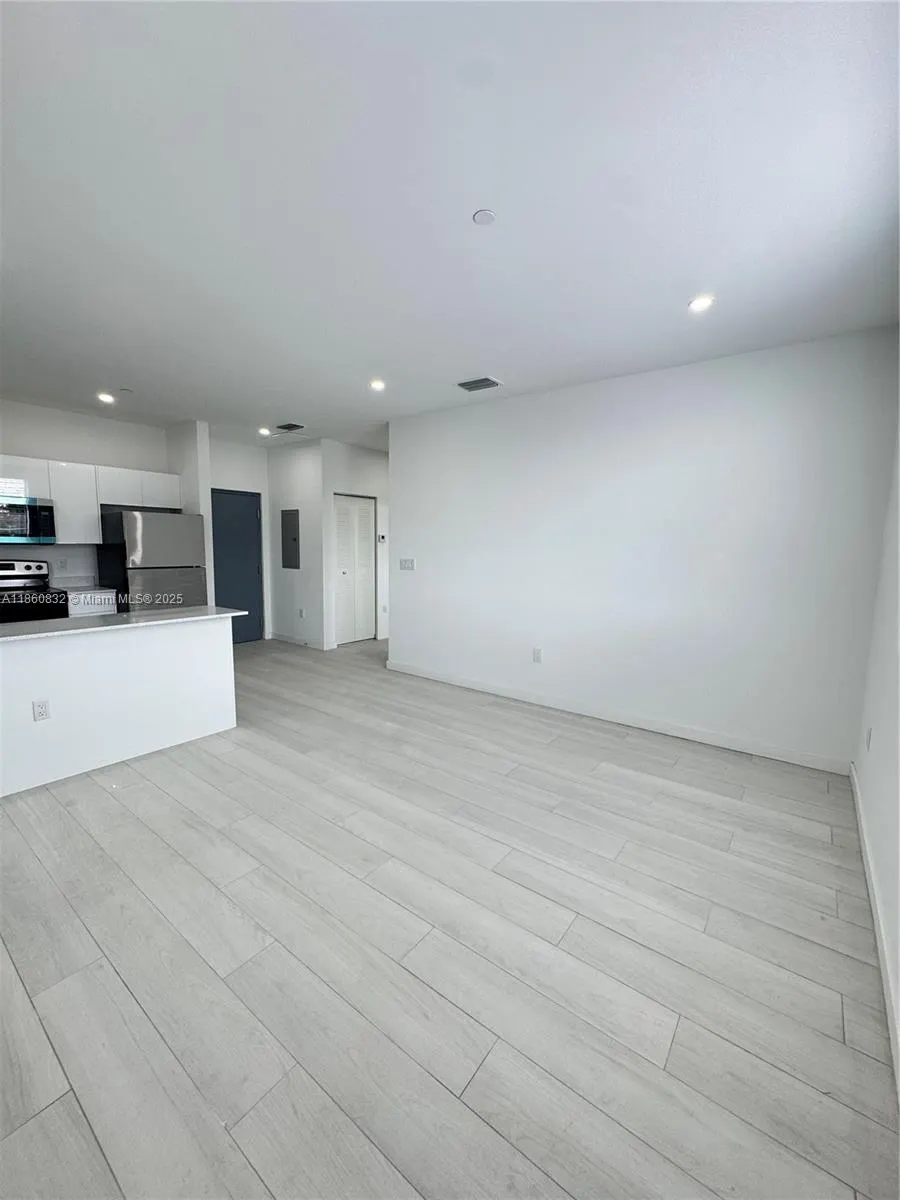 909 E 24th St, #401