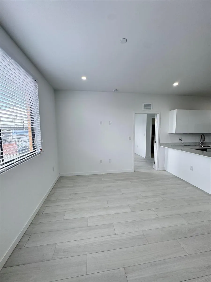 909 E 24th St, #401