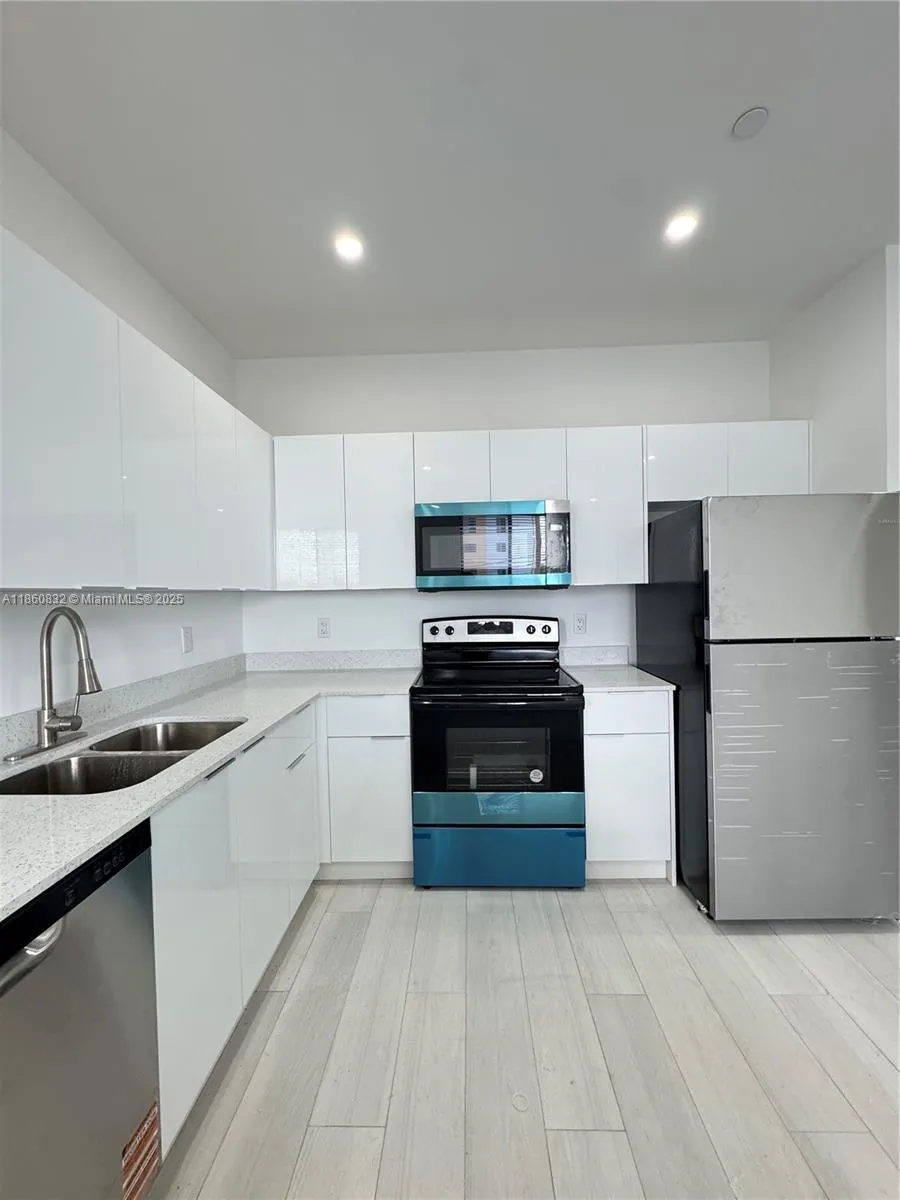 909 E 24th St, #401