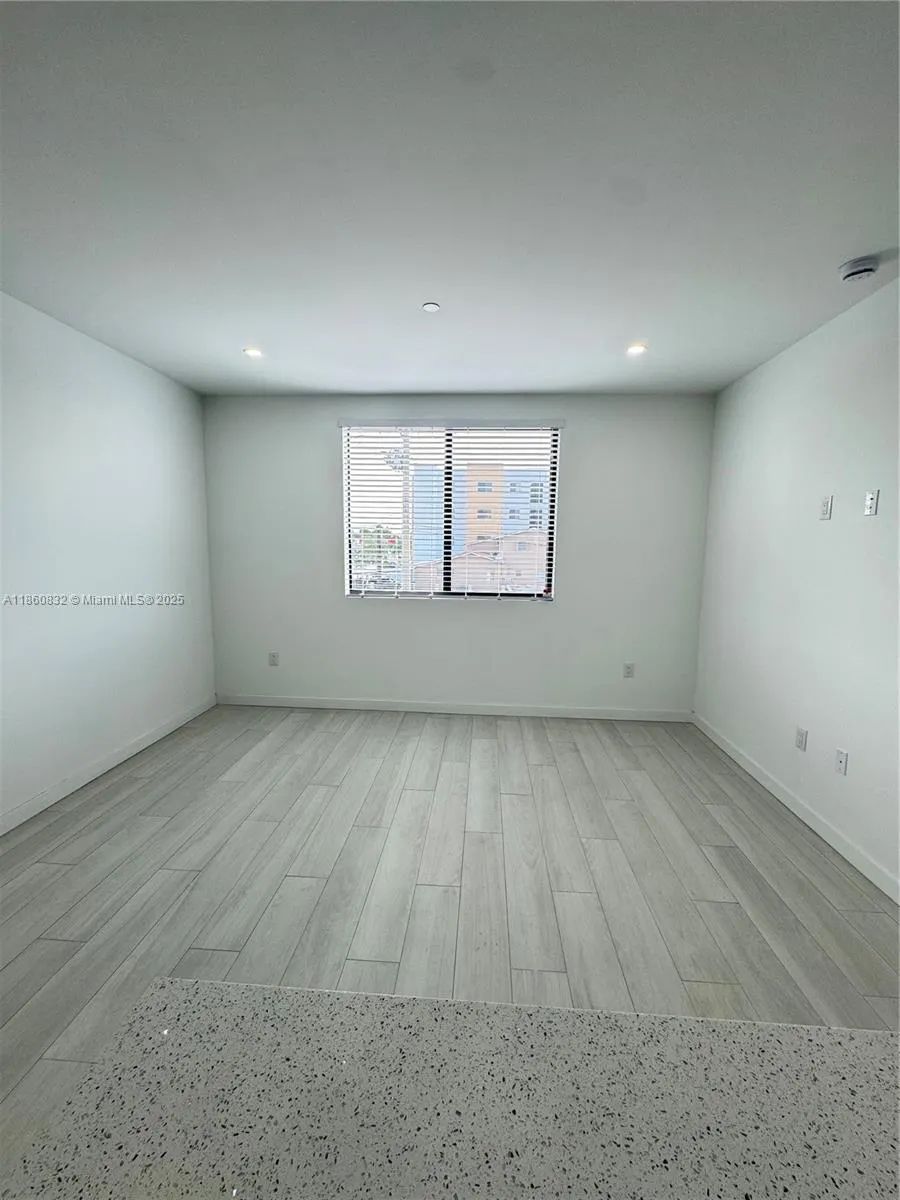 909 E 24th St, #401