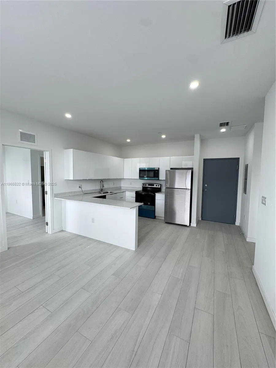 909 E 24th St, #401