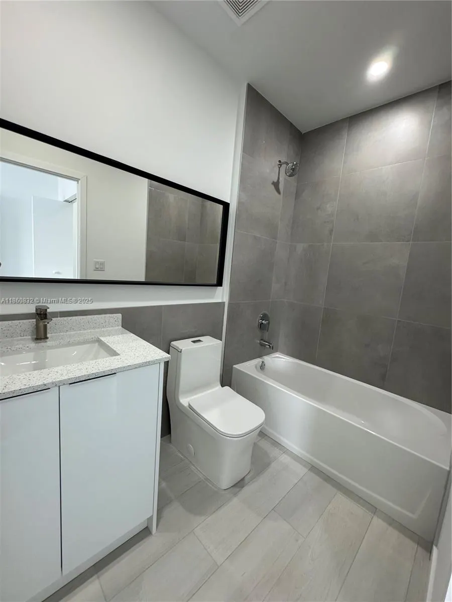 909 E 24th St, #401