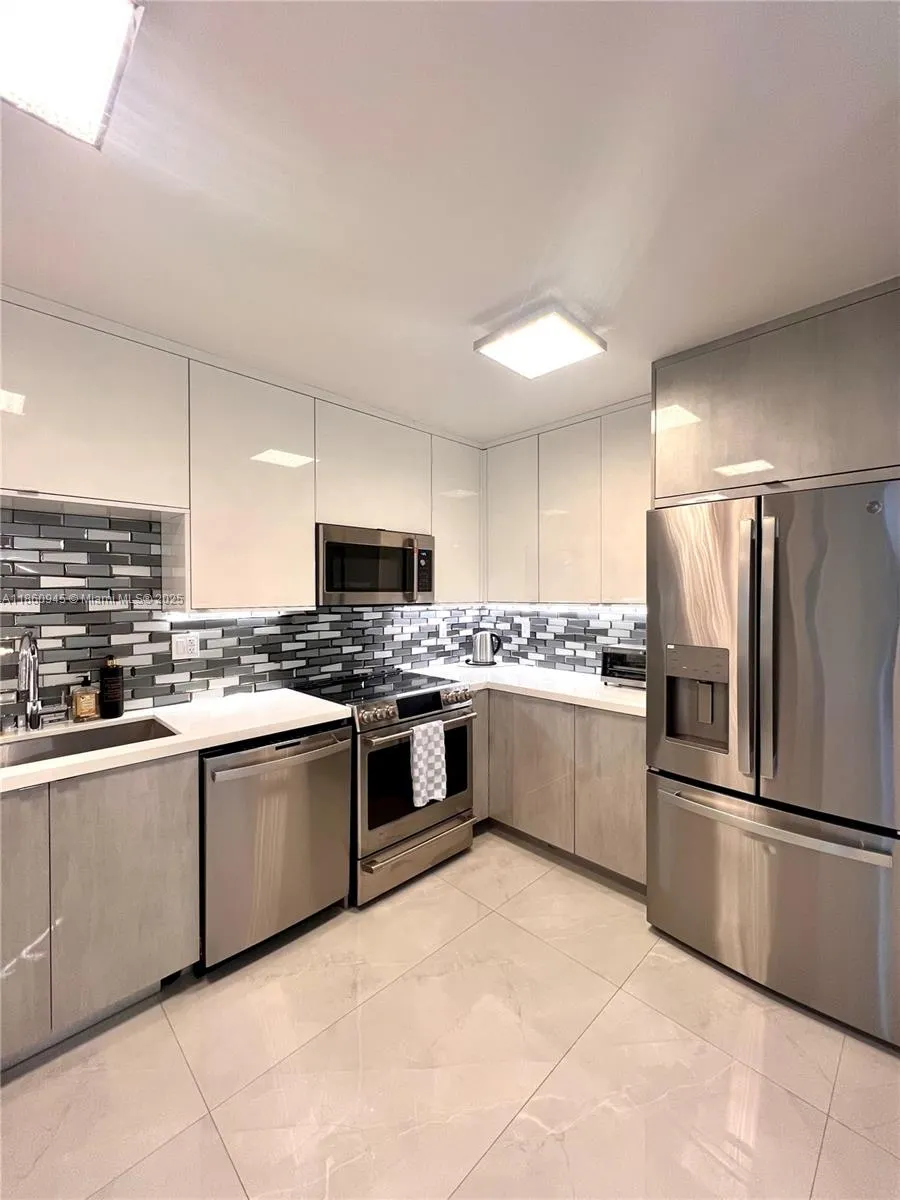 100 Bayview Dr, #1524