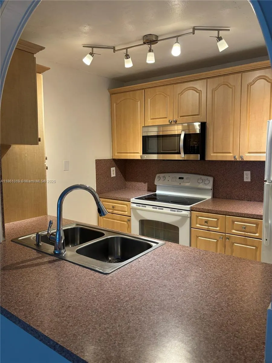 8883 Fontainebleau Blvd, #202