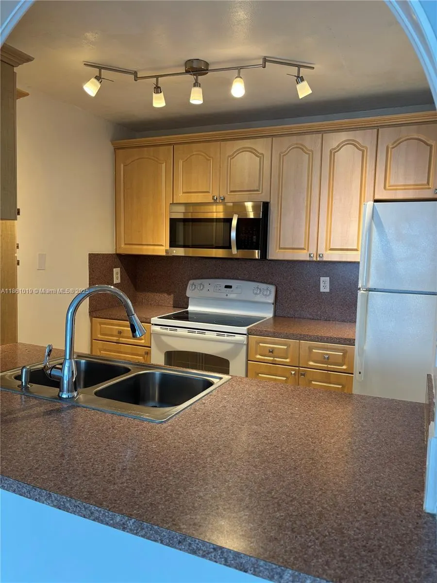 8883 Fontainebleau Blvd, #202