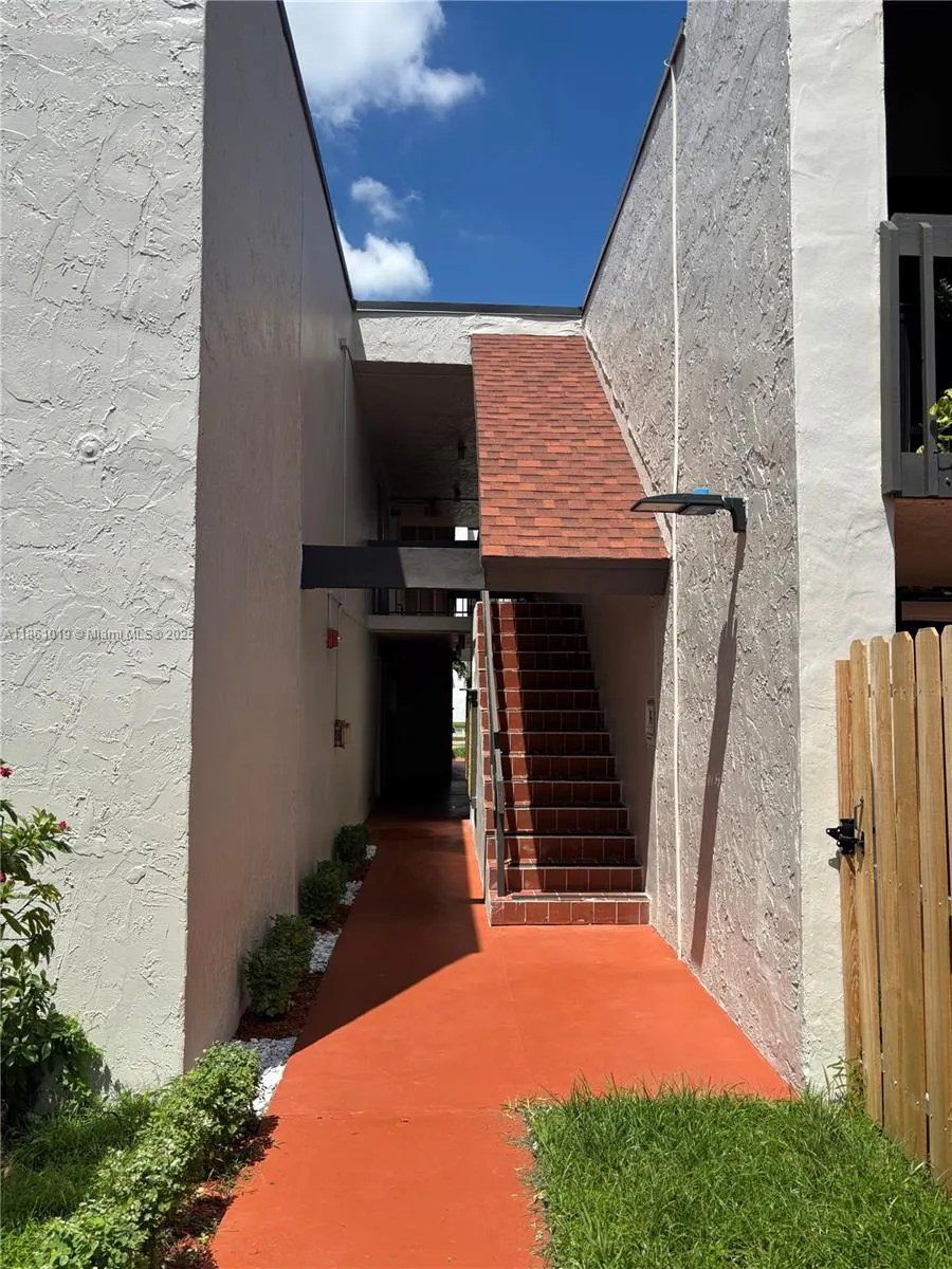 8883 Fontainebleau Blvd, #202