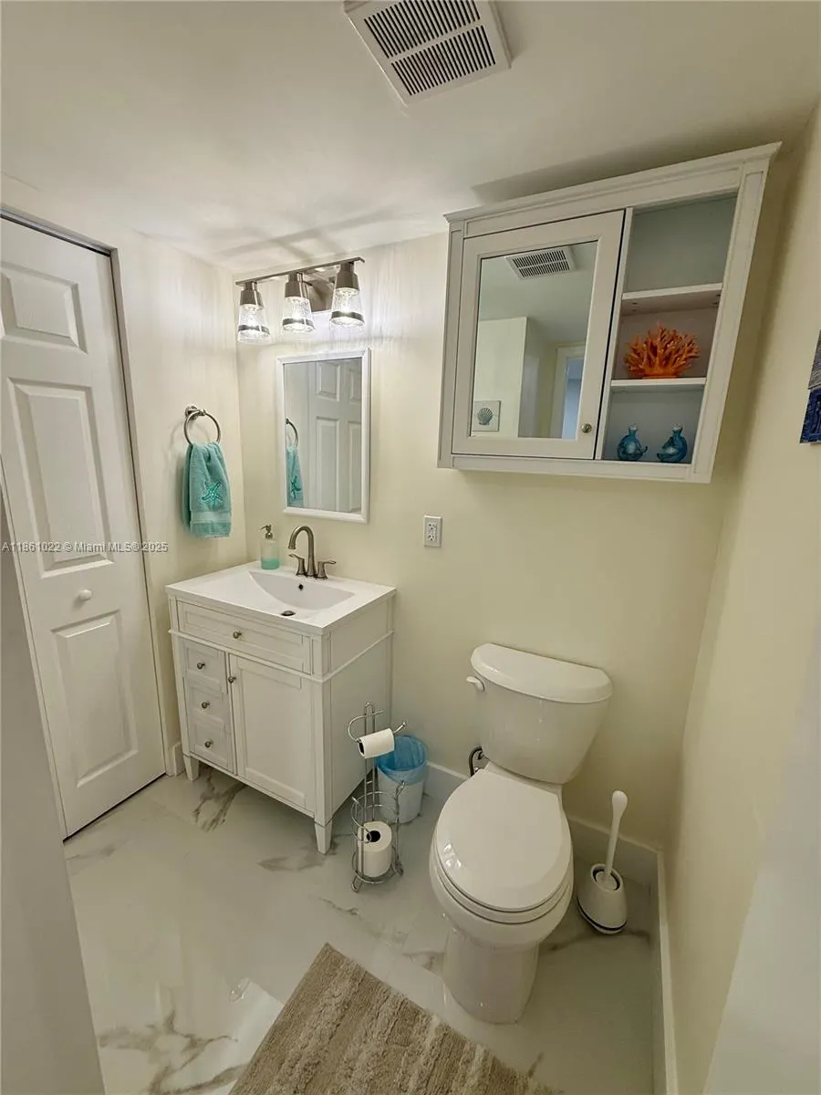 2625 Collins Ave, #210