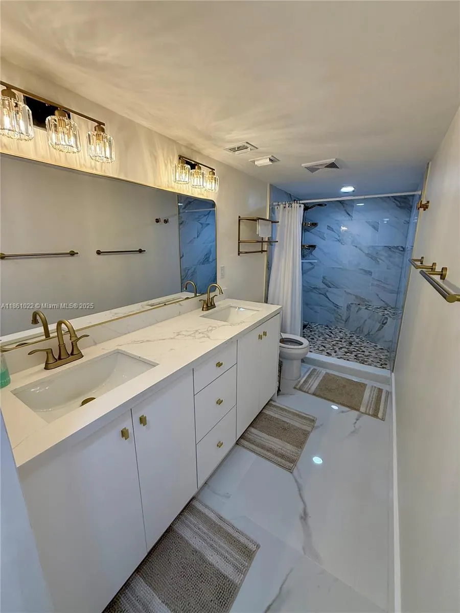 2625 Collins Ave, #210