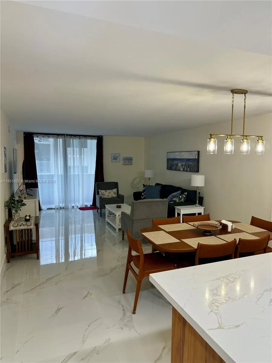 2625 Collins Ave, #210