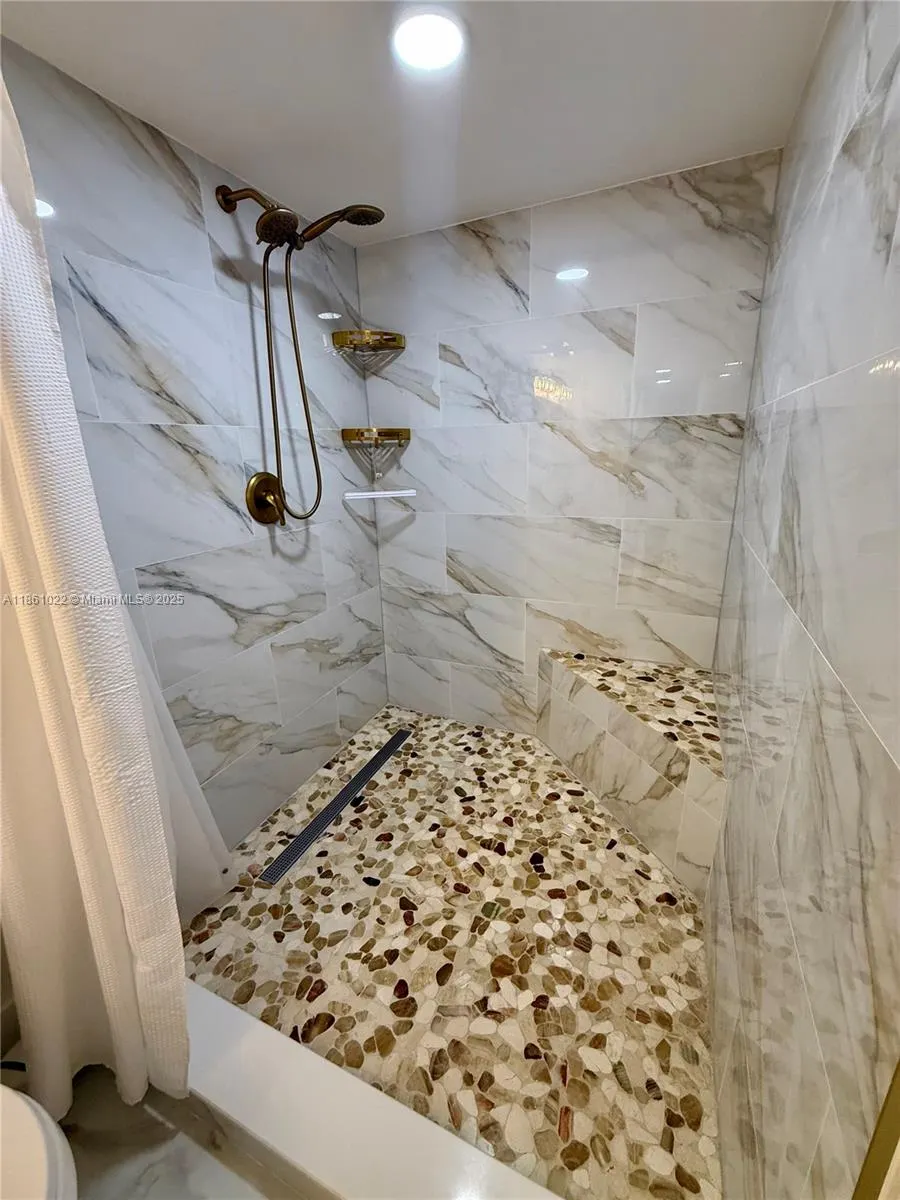 2625 Collins Ave, #210