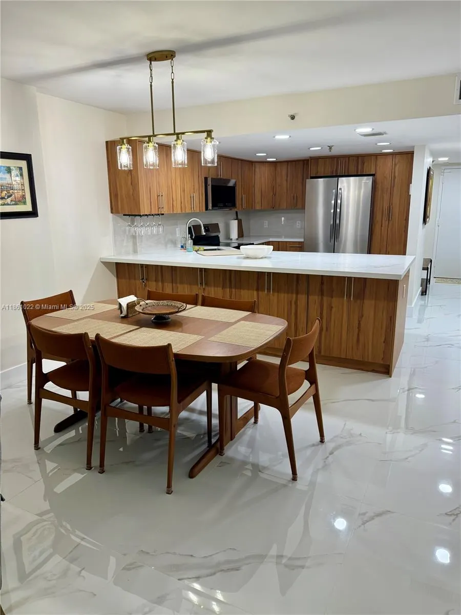 2625 Collins Ave, #210