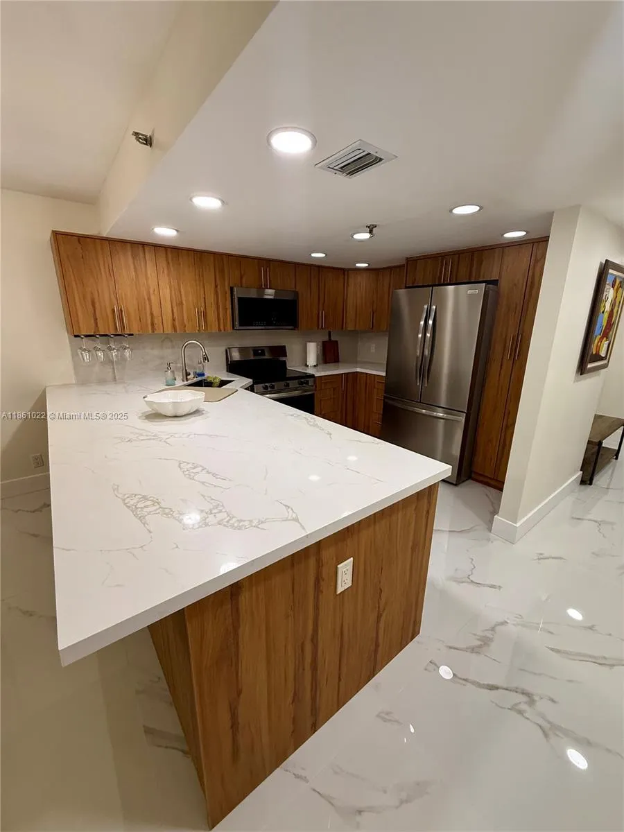 2625 Collins Ave, #210