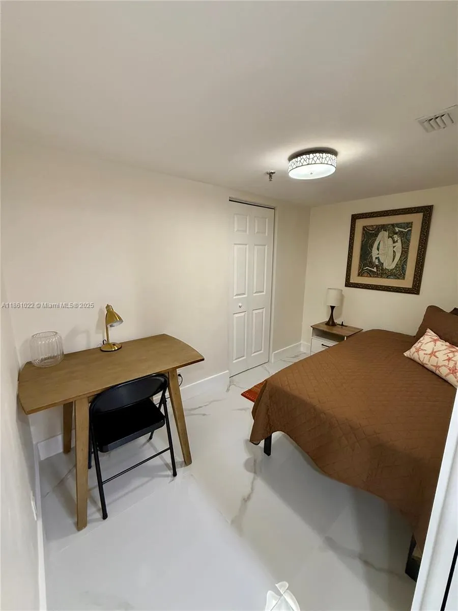 2625 Collins Ave, #210