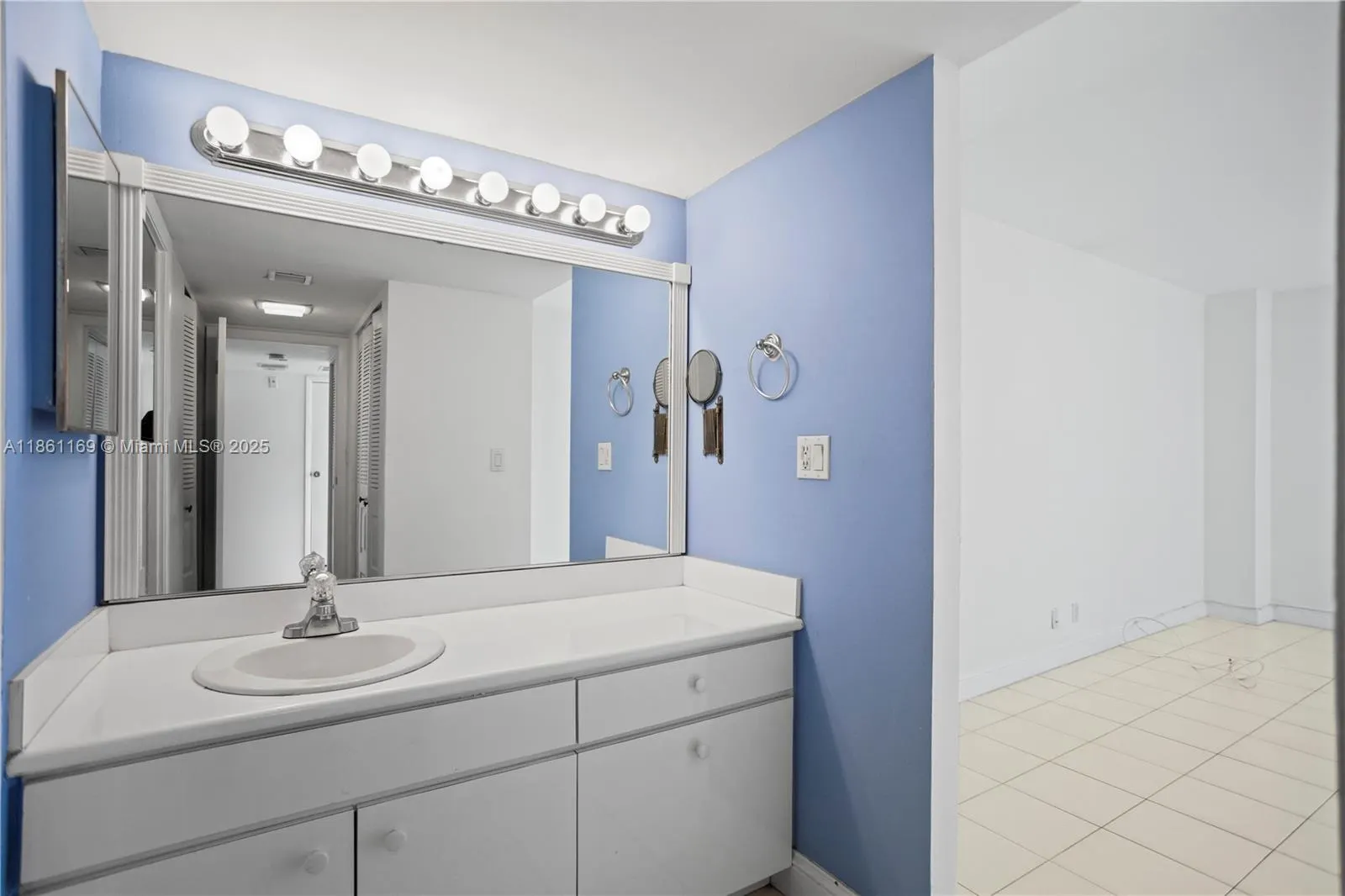 20335 W Country Club Dr, #901