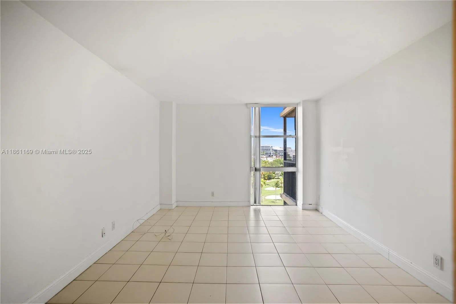 20335 W Country Club Dr, #901