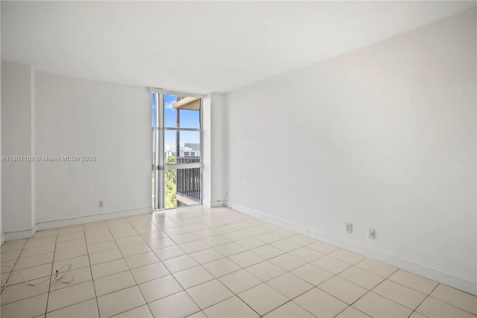 20335 W Country Club Dr, #901