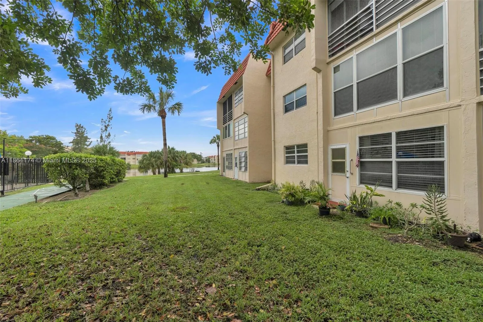 2651 E Sunrise Lakes Dr, #104