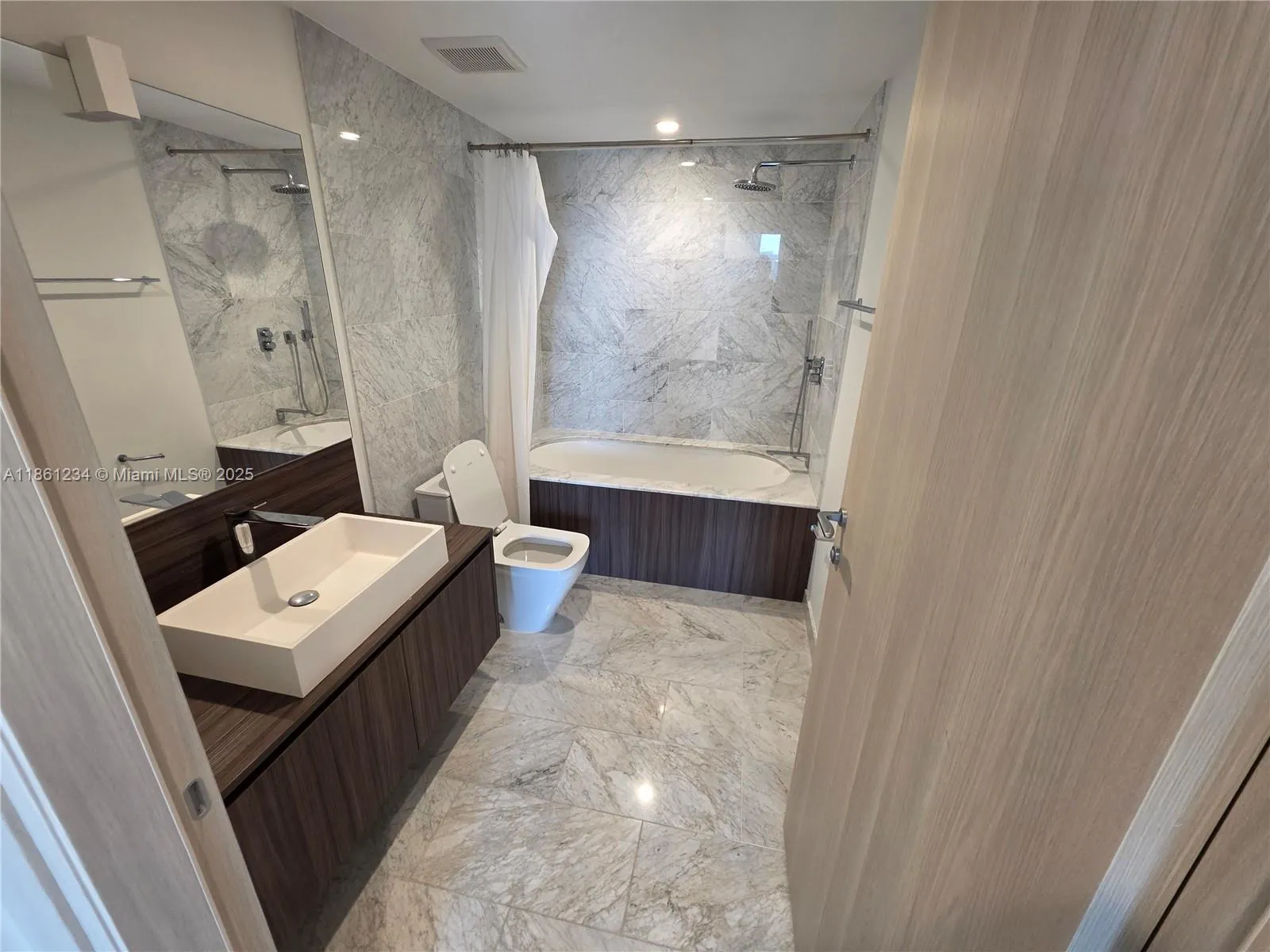 1000 Brickell Plz, #2304