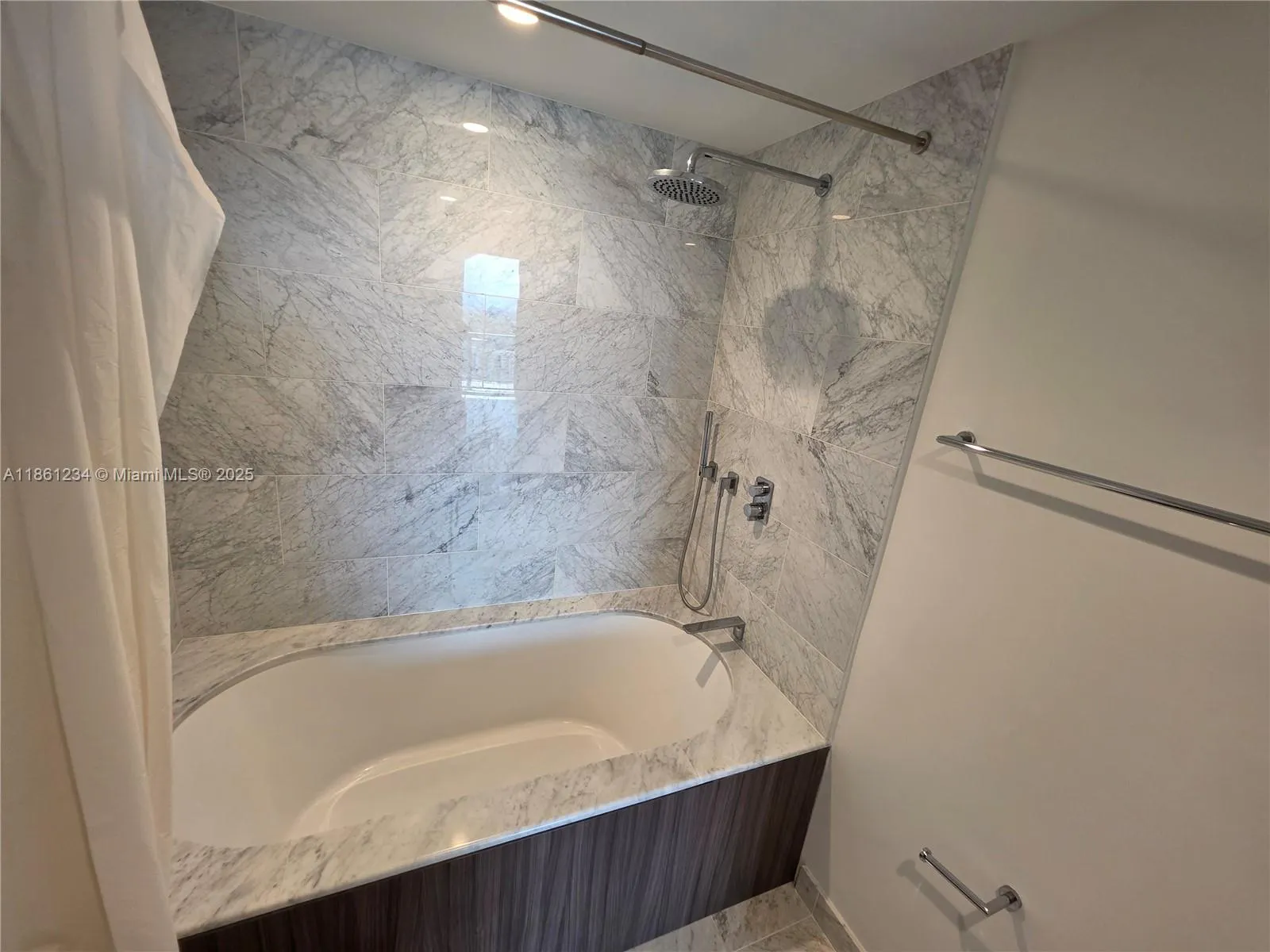 1000 Brickell Plz, #2304