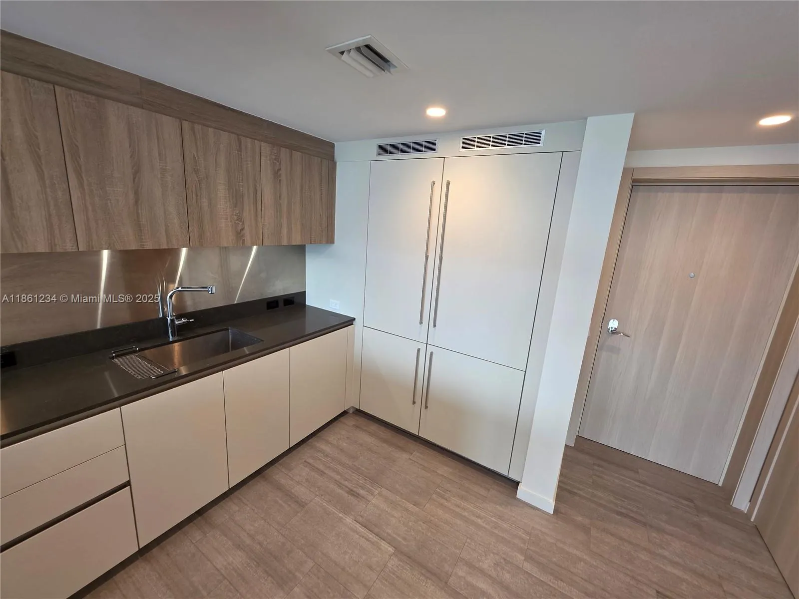 1000 Brickell Plz, #2304