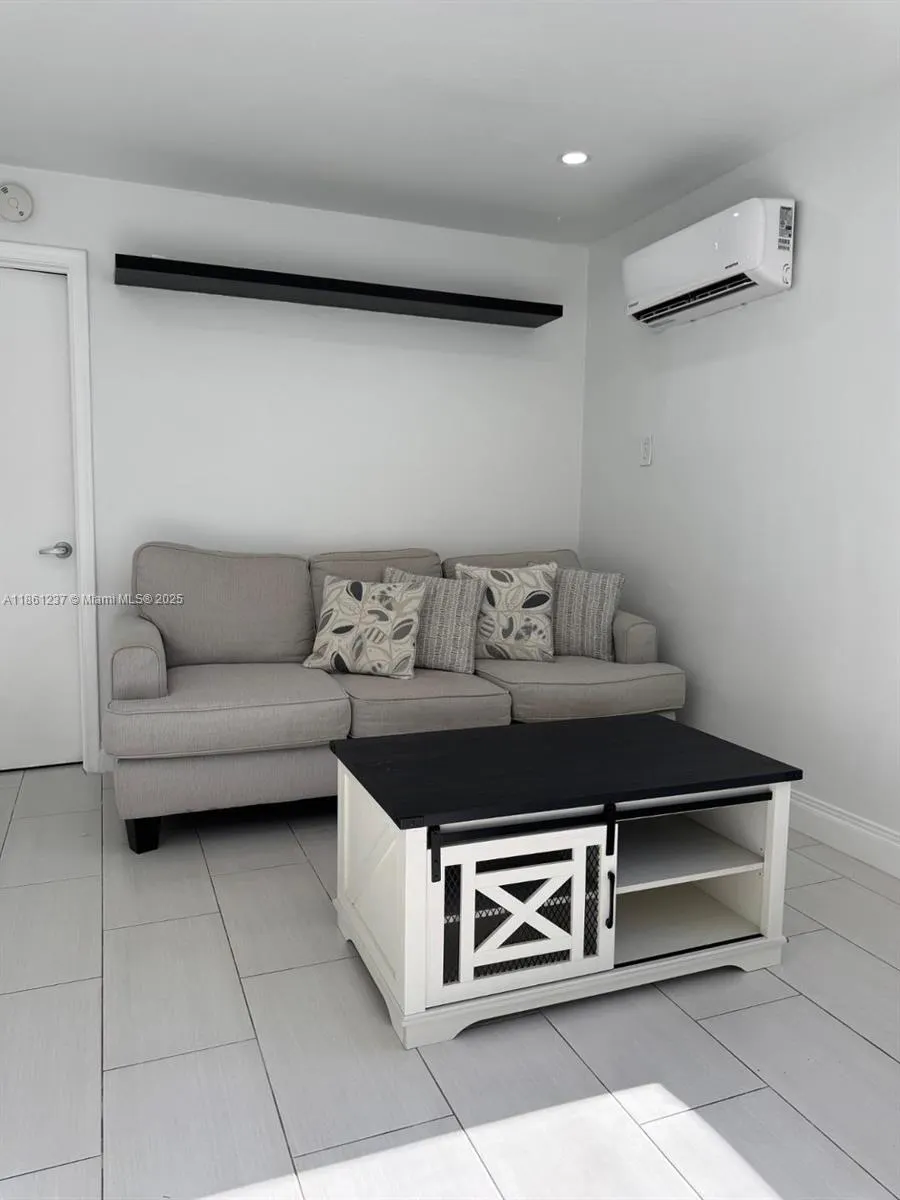 2415 Thomas, #B