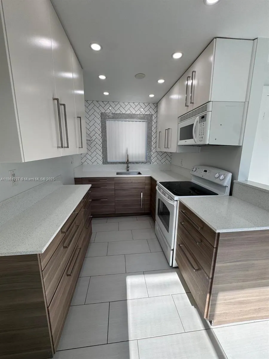2415 Thomas, #B