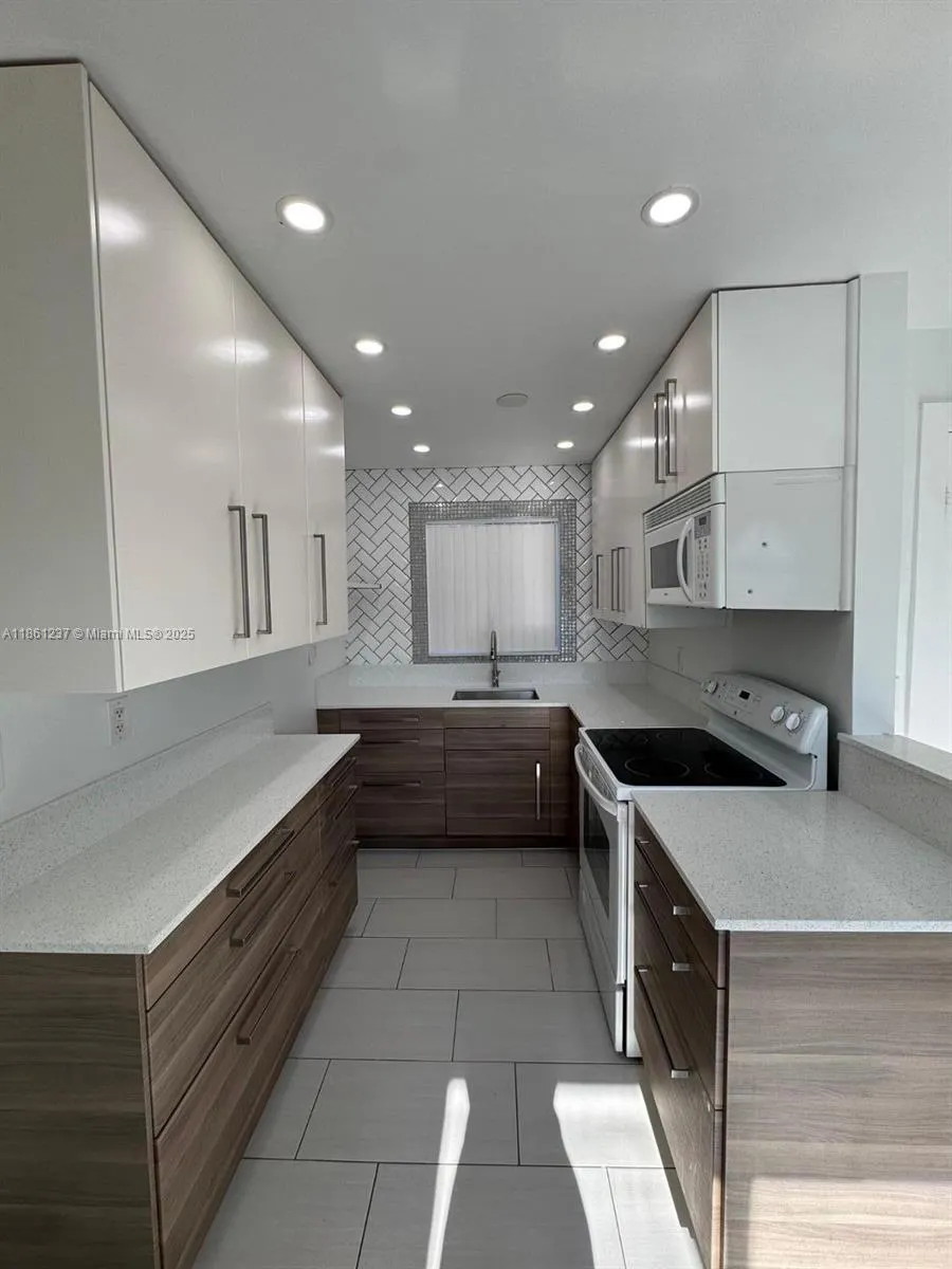 2415 Thomas, #B