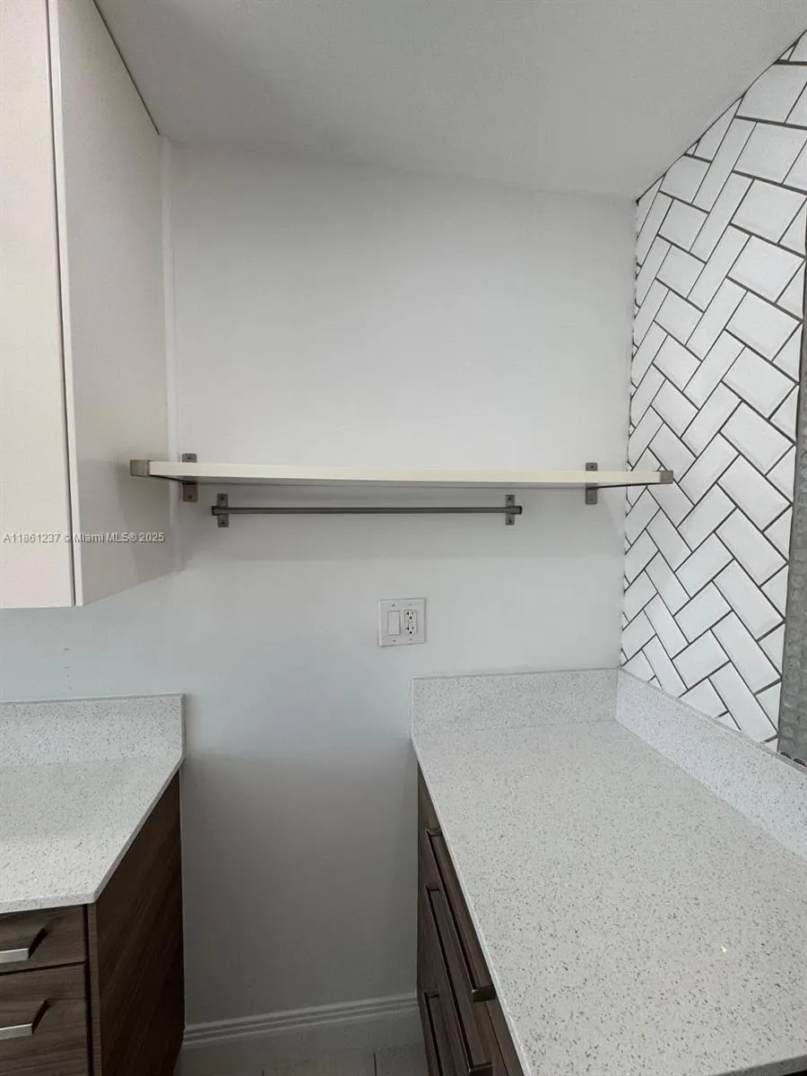 2415 Thomas, #B