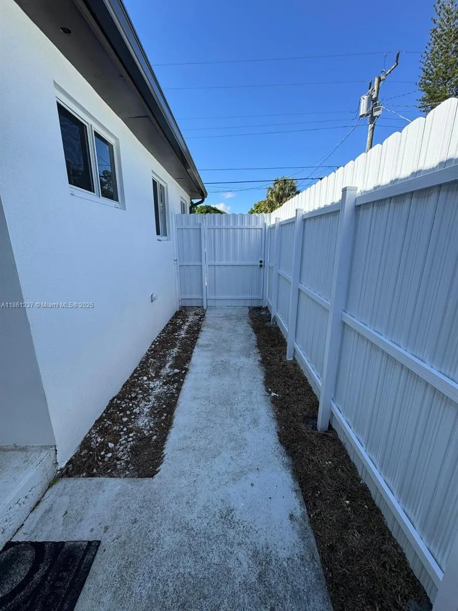 2415 Thomas, #B